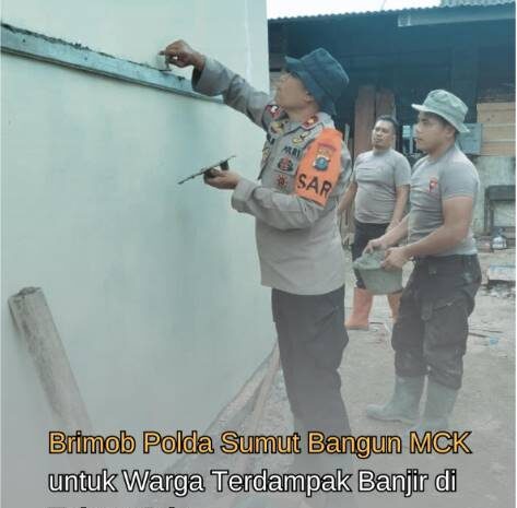  Brimob Polda Sumut Bangun MCK Untuk Warga Terdampak Banjir di Tolang Julu