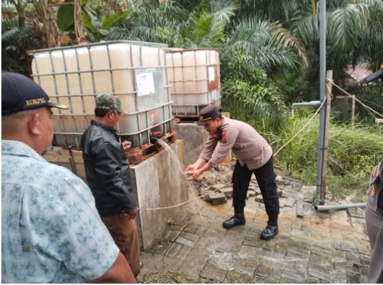  Polres Langkat Salurkan Bantuan Sumur Bor Untuk Warga Bukit Jengkol Pangkalan Susu