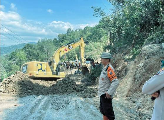  Polda Sumut Salurkan Bantuan Pendidikan, Sembako dan Air Bersih ke Warga Terdampak Bencana di Sibolga dan Tapteng
