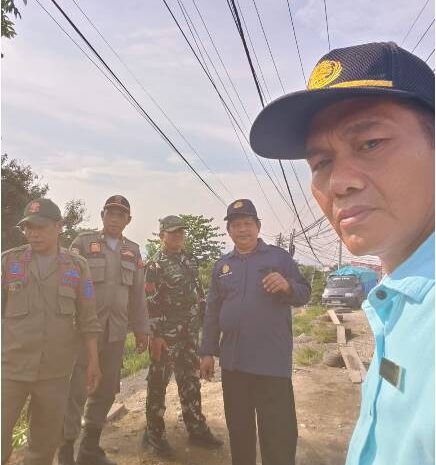  Babinsa Koramil 1311-09/Bahodopi Bersinergi Dengan Bhabinkamtibmas Lakukan Penertiban Jalan di Desa Keurea