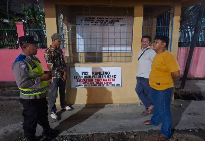  Bhabinkamtibmas Polres Sibolga Kelurahan Pasar Belakang Laksanakan Patroli dan Pembinaan Sat Kamling