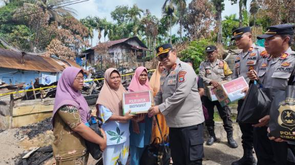  Polres Sibolga Salurkan Bantuan Sosial Kepada Korban Kebakaran di Kelurahan Simare-Mare
