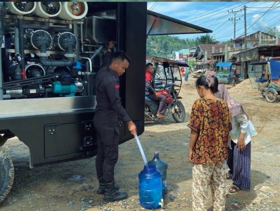  Dari Ruang Kelas hingga Air Bersih, Brimob Batalyon A Pelopor Dampingi Warga Tapteng Bangkit