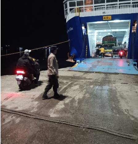  Personel Pos Pelabuhan Polsek Sibolga Sambas Laksanakan Pengamanan dan Imbauan Penumpang Kapal Tujuan Nias