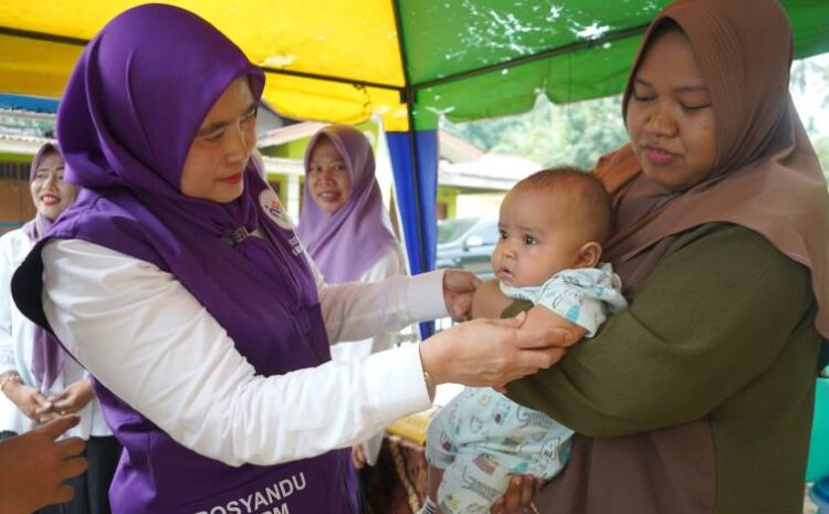  Ketua TP Posyandu Kabupaten Asahan Serahkan Bantuan Meja dan Kursi Untuk Posyandu