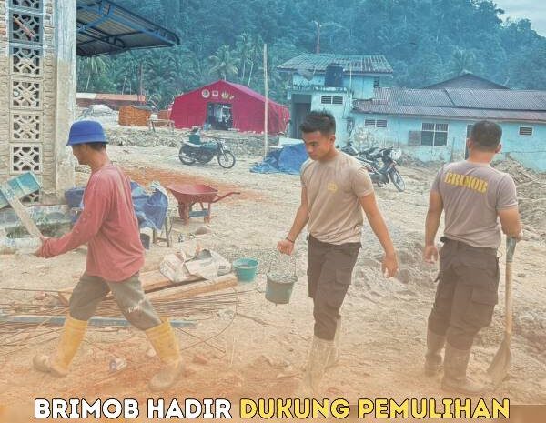  Brimob Hadir Dukung Pemulihan Rumah dan Aktivitas Ibadah Pasca Bencana Batang Toru