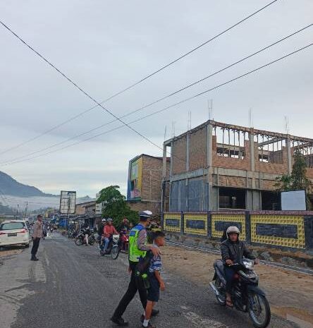  Imbau Masyarakat Patuh Berlalu Lintas, Polres Pakpak Bharat Laksanakan Strong Point