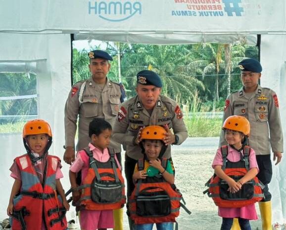  Melalui Trauma Healing, Brimob Sumut Kembalikan Keceriaan Anak-anak Pasca Banjir
