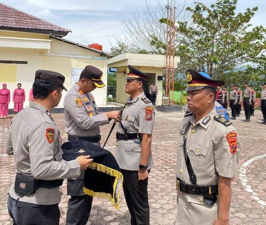  Kapolres Pakpak Bharat Pimpin Upacara Sertijab Kabag Ren