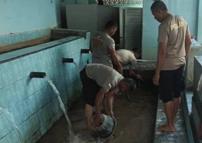  Brimob Sumut Bersihkan Tempat Wudhu Masjid Al Jihad Pasca Bencana di Tapsel