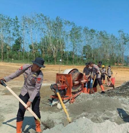  Di Tengah Luka Bencana, Brimob Sumut Hadir Bantu Warga Batang Toru