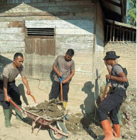  Brimob Sumut Gotong Royong Pulihkan Rumah Warga dan Fasilitas Ibadah di Batang Toru