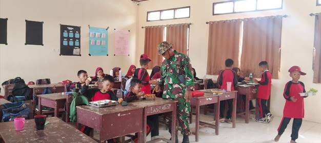  Babinsa Koramil 1311-09 /Bahodopi Dampingi Penyaluran Makanan Bergizi di Beberapa Sekolah Wilayah Bahodopi