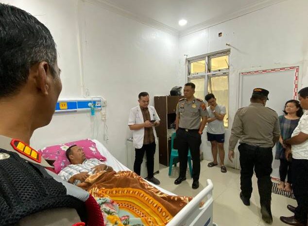  Peduli Dengan Anggotanya, Kapolres Pakpak Bharat Besuk Kapolsek Sukaramai di RSUD Sidikalang