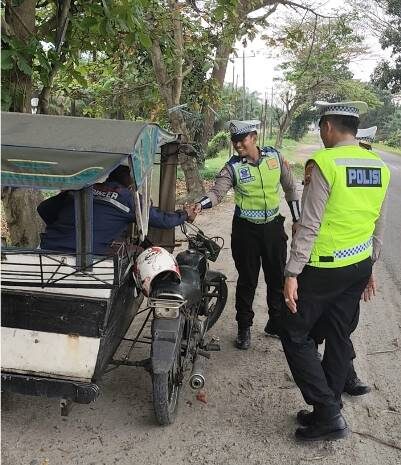  Satlantas Polres Batubara Bagikan Nasi Kotak di Jum’at Berkah