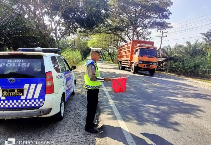  Sat Lantas Polres Batubara Laksanakan Patroli Jalinsum dan Kibas Bendera Merah