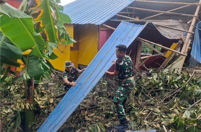  Danramil 1311-09/Bahodopi Pimpin Langsung Karya Bakti, Bantu Warga Tanah Longsor di Desa Fatufia