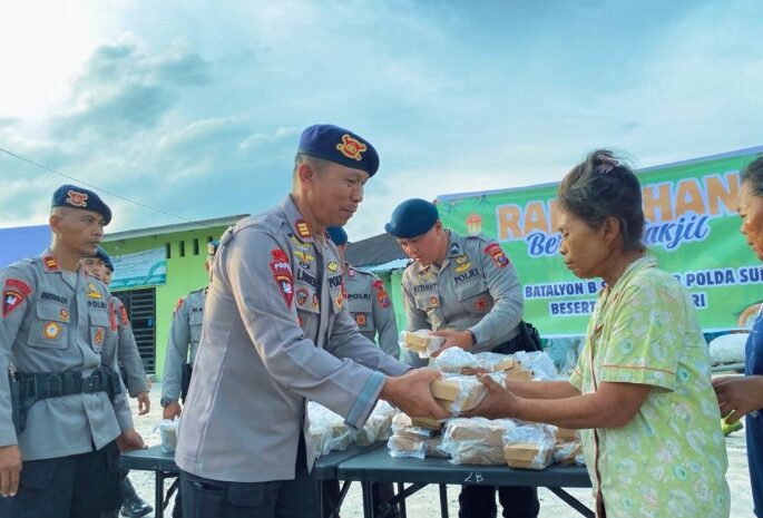  Dari TPA Hingga Terminal, Aksi Berbagi Takjil Batalyon B Satbrimob Polda Sumut