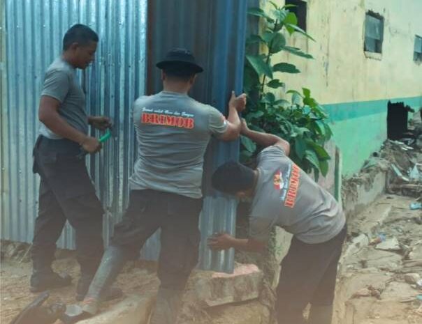  Dari Rumah Swadaya Hingga Pagar Sekolah, Brimob Hadir Dampingi Warga Tolang Julu