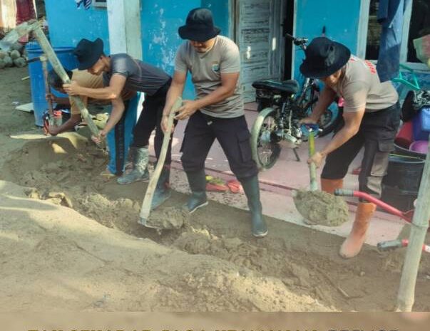  Tak Sekadar Jaga Keamanan, Brimob Polda Sumut Bantu Kebutuhan Dasar Warga Aek Ngadol