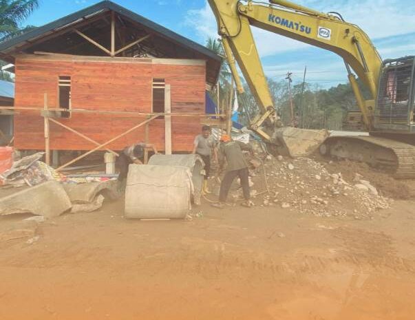  Brimob dan Warga Batang Toru Bergerak Bersama Pulihkan Kehidupan Pasca Bencana