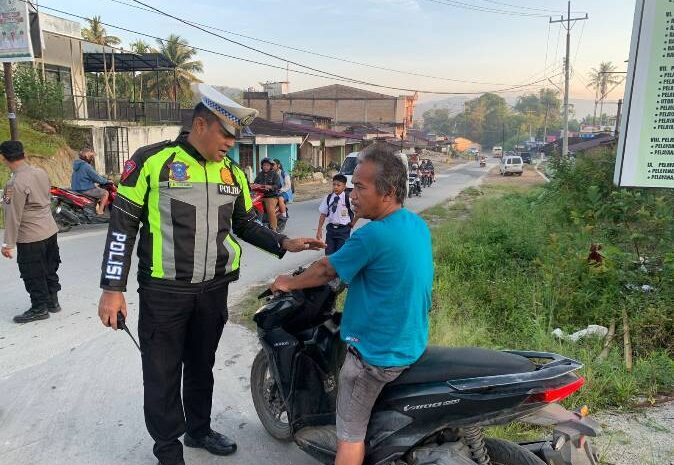  Dukung Kamseltibcar Lantas, Satgas Gakkum Polres Pakpak Bharat Lakukan Sosialisasi dan Tilang Teguran