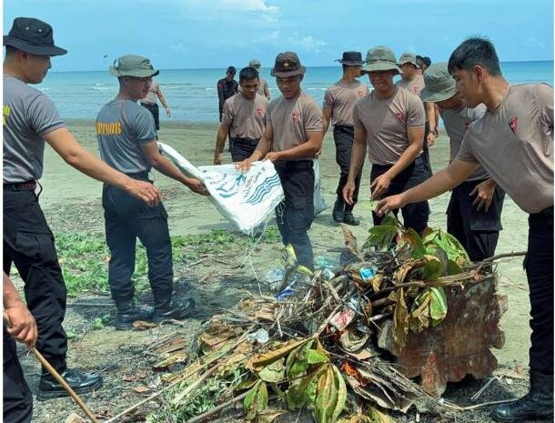  Brimob Sumut Hadir Untuk Lingkungan, Pantai Gunungsitoli Dibersihkan Bersama