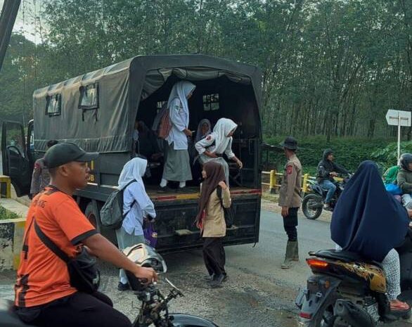  Brimob Sumut Antar Anak-Anak Desa Garoga Tetap Bersekolah di Tengah Dampak Bencana