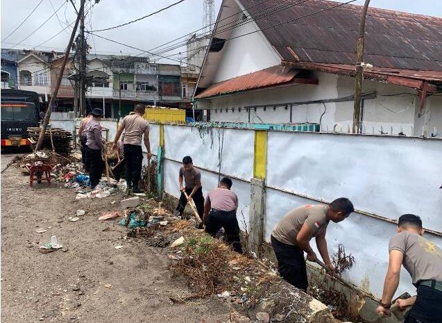  Brimob Polda Sumut Bersihkan Pasar Sipirok, Wujud Nyata Kepedulian Lingkungan di Tapsel