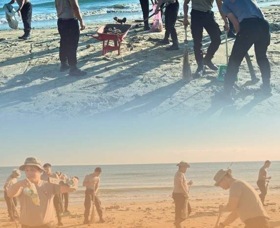 Tak Hanya Jaga Keamanan, Brimob Sumut Peduli Kebersihan Pantai Gunungsitoli