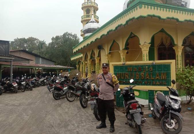  Polsek Indrapura Lakukan Pengamanan Sholat Jumat di Sejumlah Masjid