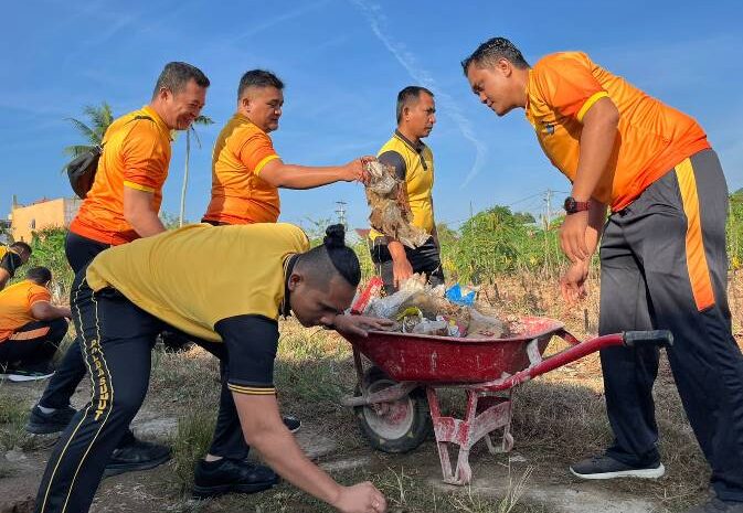  Kurvey Gotong Royong Bersihkan Sampah di Pasar Rakyat Sei Rampah