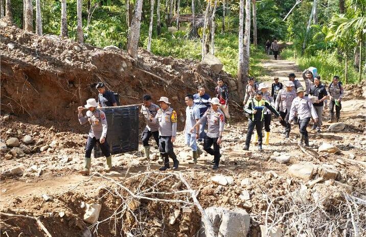  Tembus Medan Ekstrem dan Jembatan Putus, Polres Tapteng Bawa “Cahaya” PLTS Untuk Warga Desa Sialogo