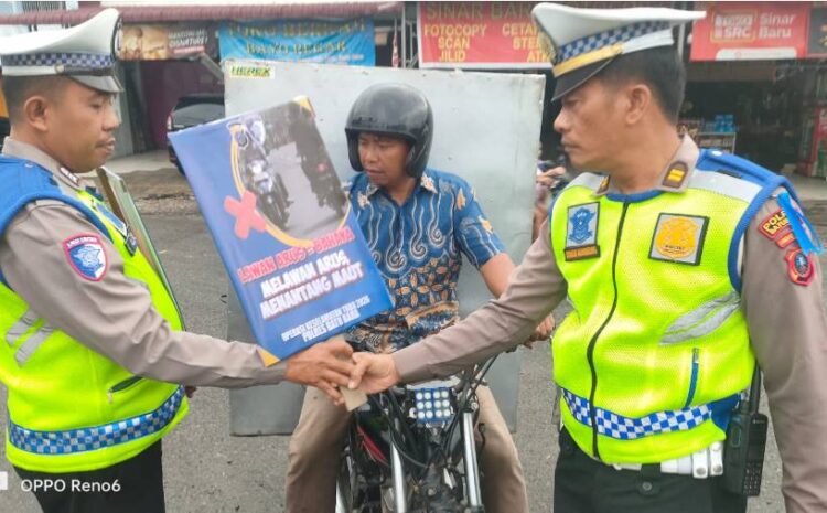  Satlantas Polres Batubara Bagi Stiker Imbauan Keselamatan Berlalu Lintas