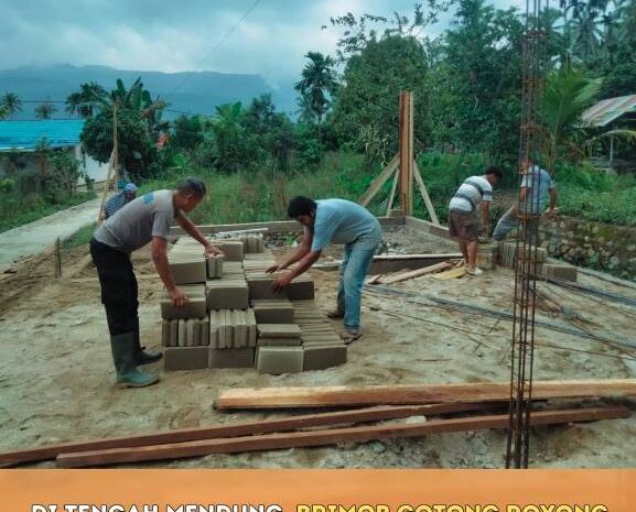  Di Tengah Mendung, Brimob Gotong Royong Bangun Rumah Korban Banjir Tolang Julu