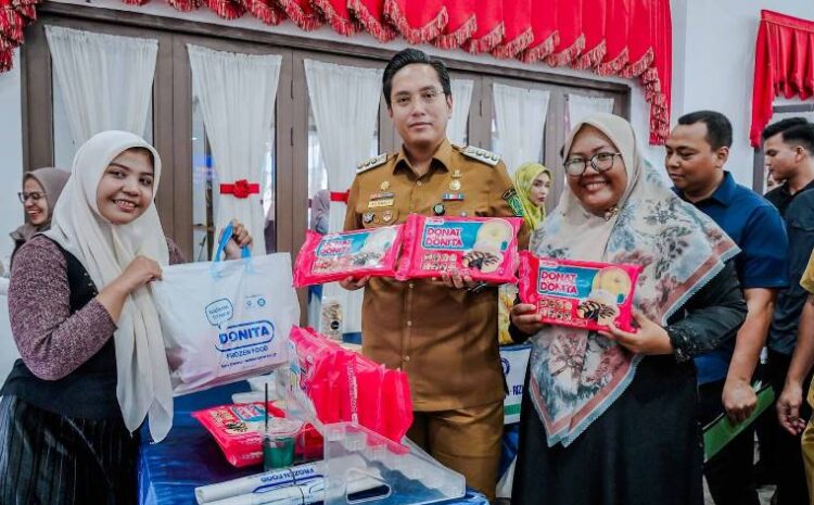  Perluas Pasar UMKM Medan, Rico Waas Serahkan Sertifikasi Halal Pada 100 UMKM