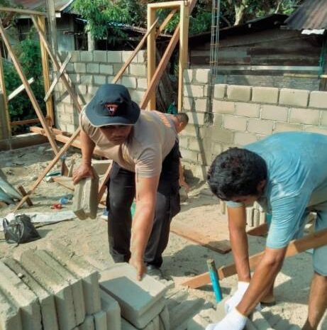  Brimob Polda Sumut Bantu Warga Bangun Rumah Swadaya Untuk Korban Banjir di Desa Tolang Julu