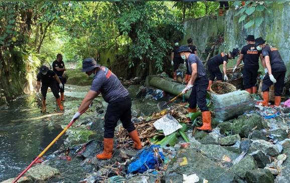  Brimob Polda Sumut Wujudkan Instruksi Presiden Lewat Aksi Bersih Sungai