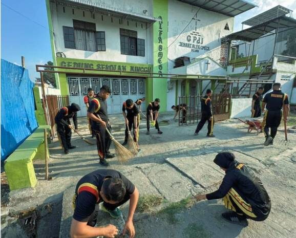  Detasemen Gegana Brimob Polda Sumut Kerja Bakti di Sekolah Minggu GPDI Alfa Omega Medan