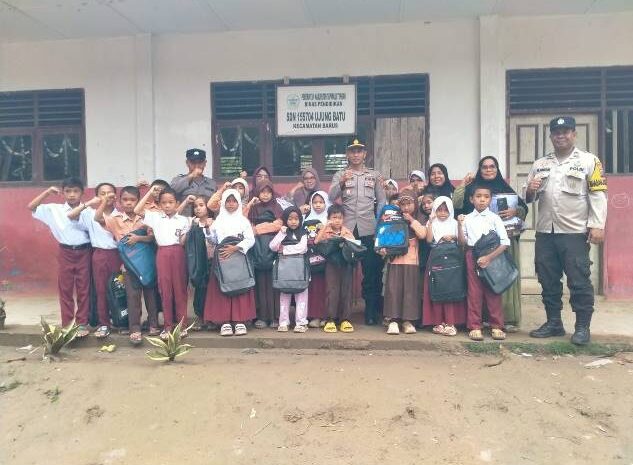  Kapolri Salurkan Ratusan Paket Perlengkapan Sekolah Untuk Siswa Terdampak Bencana di Tapteng