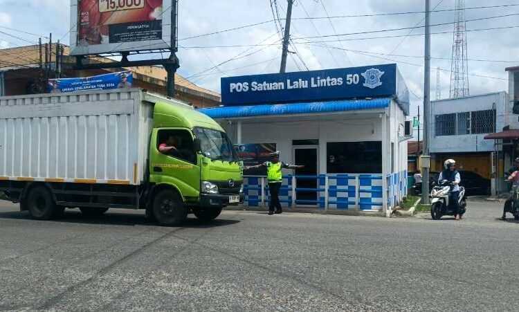  Polres Batubara Atur Lalu Lintas Hindari Kemacetan di Lima Puluh