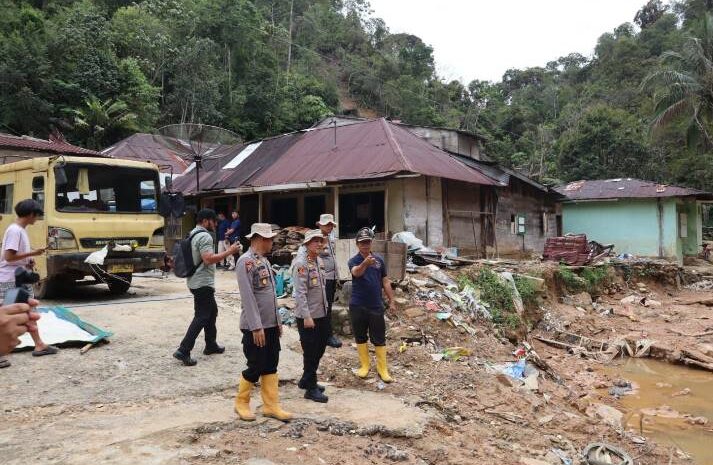  Kapolres Tapteng Tinjau Lokasi Longsor di Sitahuis, Serahkan Bansos dan Serap Aspirasi Warga