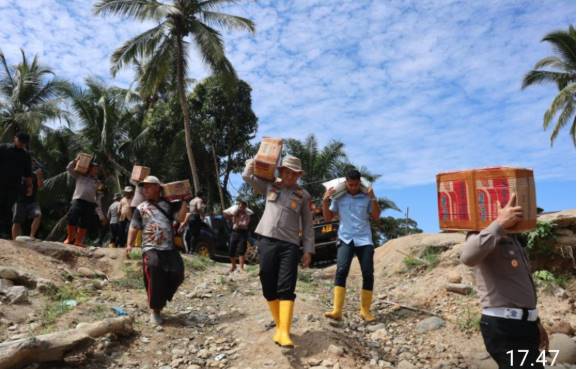  Kapolres Tapteng Pimpin Penyaluran Bantuan Sosial bagi Warga Terdampak Bencana di Sibio-Bio