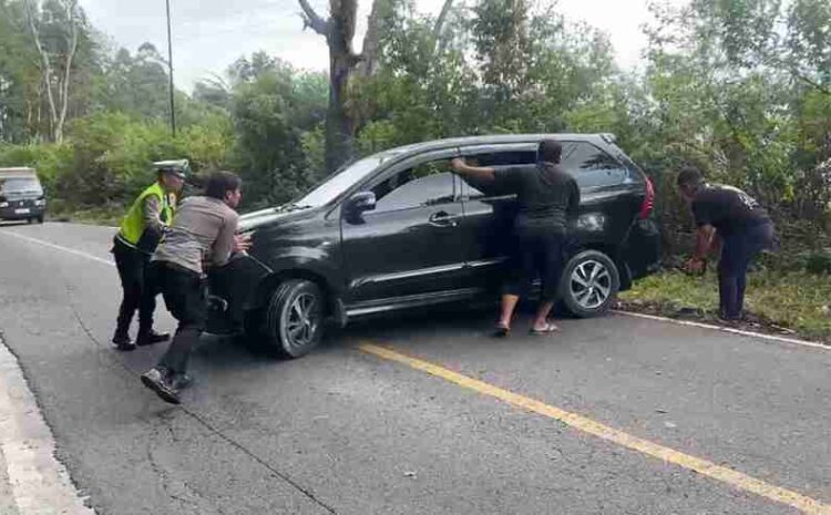  Polisi Sigap Bantu Wisatawan, Mobil Mogok di Jalur Perbukitan Samosir Berhasil Dievakuasi