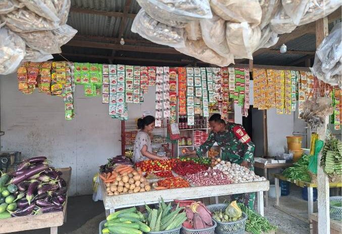  Babinsa Koramil 1311-09/Bahodopi Cek Harga Sembako di Wilayah Binaan Desa Bete-Bete
