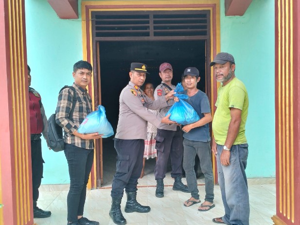  Kapolsek Lima Puluh Salurkan Bantuan Sembako, Warga Bersyukur