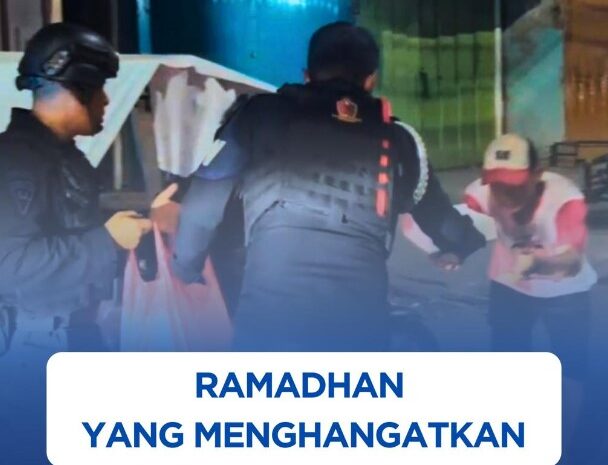  Brimob Sumut Berbagi Sahur Untuk Warga di Bawah Underpass Medan