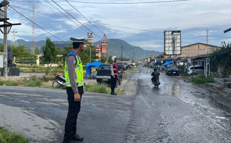  Polres Pakpak Bharat Strong Point Pagi Pastikan Arus Lalulintas di Kota Salak Aman Lancar dan Tertib