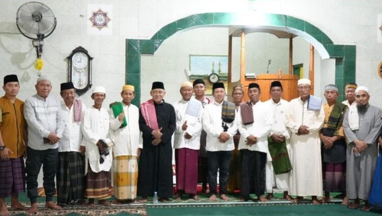  Safari Ramadhan di Menui Kepulauan, Bupati Morowali Tegaskan Harus Tuntaskan Persoalan Air Bersih dan Kelistrikan 24 Jam