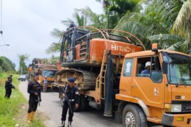  Petugas Bersenjata Lengkap Evakuasi Alat Berat Tambang Emas Ilegal Tapsel–Madina